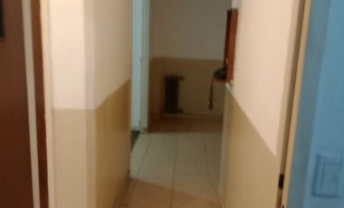 VENTA URGENTE PARA RECICLAR CON MUCHAS POSIBILIDADES 4 AMBIENTES DOS BAÑOS 77 M2 RIVADAVIA 2516  EXCELENTE NEGOCIO