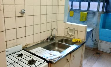 VENTA URGENTE PARA RECICLAR CON MUCHAS POSIBILIDADES 4 AMBIENTES DOS BAÑOS 77 M2 RIVADAVIA 2516  EXCELENTE NEGOCIO