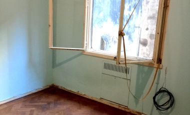 VENTA URGENTE PARA RECICLAR CON MUCHAS POSIBILIDADES 4 AMBIENTES DOS BAÑOS 77 M2 RIVADAVIA 2516  EXCELENTE NEGOCIO