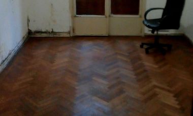 VENTA URGENTE PARA RECICLAR CON MUCHAS POSIBILIDADES 4 AMBIENTES DOS BAÑOS 77 M2 RIVADAVIA 2516  EXCELENTE NEGOCIO