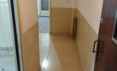 VENTA URGENTE PARA RECICLAR CON MUCHAS POSIBILIDADES 4 AMBIENTES DOS BAÑOS 77 M2 RIVADAVIA 2516  EXCELENTE NEGOCIO