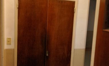 VENTA URGENTE PARA RECICLAR CON MUCHAS POSIBILIDADES 4 AMBIENTES DOS BAÑOS 77 M2 RIVADAVIA 2516  EXCELENTE NEGOCIO