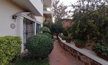 En complejo pirvado casa totalmente amueblada muy centrica