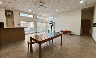 En venta amplia casa 4 dormitorios, cocheras y fondo verde con pileta