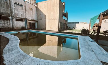 En venta amplia casa 4 dormitorios, cocheras y fondo verde con pileta