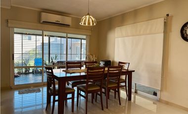 En venta amplia casa 4 dormitorios, cocheras y fondo verde con pileta