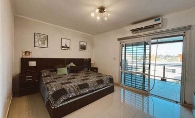 En venta amplia casa 4 dormitorios, cocheras y fondo verde con pileta