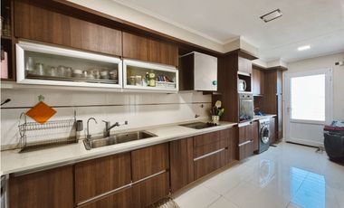 En venta amplia casa 4 dormitorios, cocheras y fondo verde con pileta