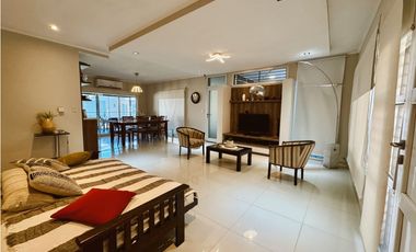 En venta amplia casa 4 dormitorios, cocheras y fondo verde con pileta