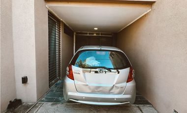 En venta amplia casa 4 dormitorios, cocheras y fondo verde con pileta
