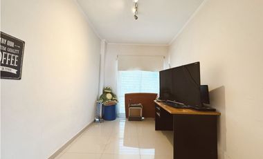 En venta amplia casa 4 dormitorios, cocheras y fondo verde con pileta