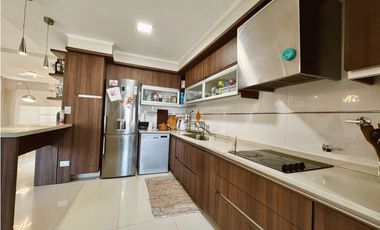 En venta amplia casa 4 dormitorios, cocheras y fondo verde con pileta