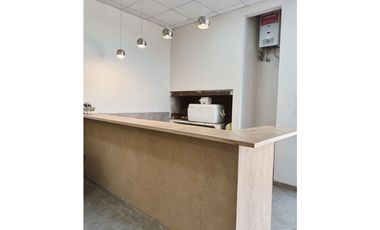 En venta amplia casa 4 dormitorios, cocheras y fondo verde con pileta
