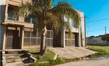 En venta amplia casa 4 dormitorios, cocheras y fondo verde con pileta
