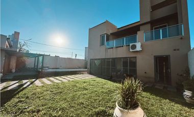 En venta amplia casa 4 dormitorios, cocheras y fondo verde con pileta
