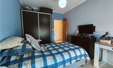En venta amplia casa 4 dormitorios, cocheras y fondo verde con pileta