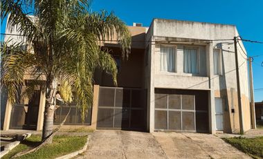 En venta amplia casa 4 dormitorios, cocheras y fondo verde con pileta