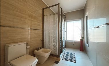 En venta amplia casa 4 dormitorios, cocheras y fondo verde con pileta