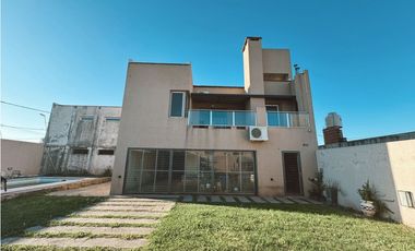 En venta amplia casa 4 dormitorios, cocheras y fondo verde con pileta