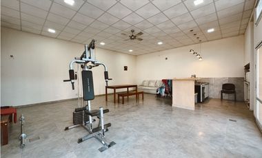 En venta amplia casa 4 dormitorios, cocheras y fondo verde con pileta