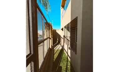 En venta amplia casa 4 dormitorios, cocheras y fondo verde con pileta