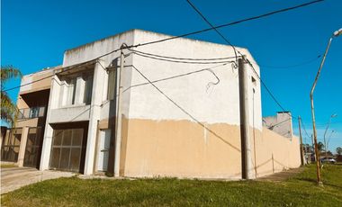 En venta amplia casa 4 dormitorios, cocheras y fondo verde con pileta