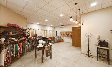 En venta amplia casa 4 dormitorios, cocheras y fondo verde con pileta