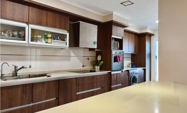 En venta amplia casa 4 dormitorios, cocheras y fondo verde con pileta