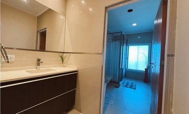 En venta amplia casa 4 dormitorios, cocheras y fondo verde con pileta