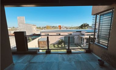 En venta amplia casa 4 dormitorios, cocheras y fondo verde con pileta