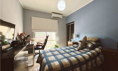En venta amplia casa 4 dormitorios, cocheras y fondo verde con pileta