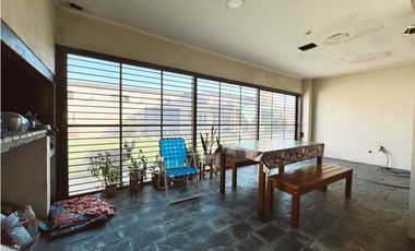 En venta amplia casa 4 dormitorios, cocheras y fondo verde con pileta