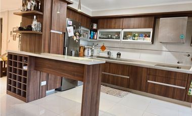 En venta amplia casa 4 dormitorios, cocheras y fondo verde con pileta