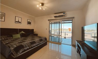 En venta amplia casa 4 dormitorios, cocheras y fondo verde con pileta