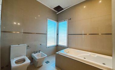 En venta amplia casa 4 dormitorios, cocheras y fondo verde con pileta