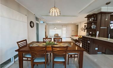 En venta amplia casa 4 dormitorios, cocheras y fondo verde con pileta
