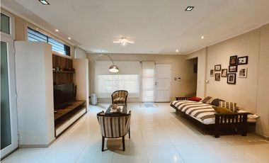 En venta amplia casa 4 dormitorios, cocheras y fondo verde con pileta