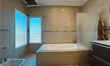 En venta amplia casa 4 dormitorios, cocheras y fondo verde con pileta