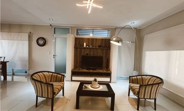En venta amplia casa 4 dormitorios, cocheras y fondo verde con pileta