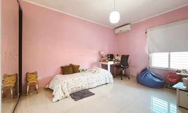 En venta amplia casa 4 dormitorios, cocheras y fondo verde con pileta