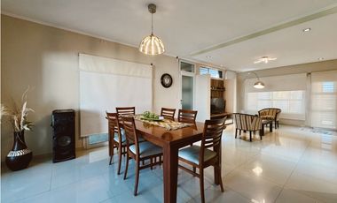 En venta amplia casa 4 dormitorios, cocheras y fondo verde con pileta