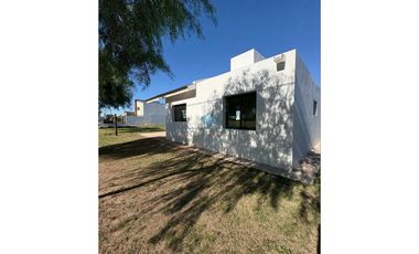 VENTA – CASA A ESTRENAR EN PH – COLONIA CAROYA