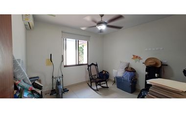 Venta de Casa , Amplia de 4 recámaras en River Valley!!