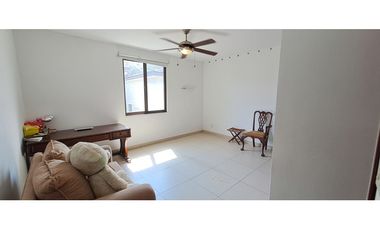 Venta de Casa , Amplia de 4 recámaras en River Valley!!
