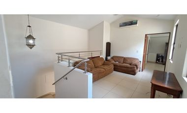Venta de Casa , Amplia de 4 recámaras en River Valley!!