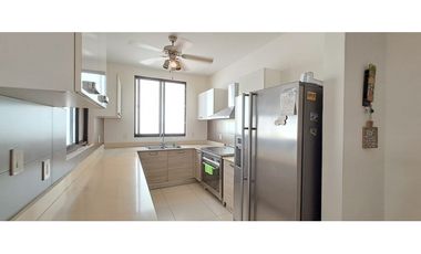 Venta de Casa , Amplia de 4 recámaras en River Valley!!