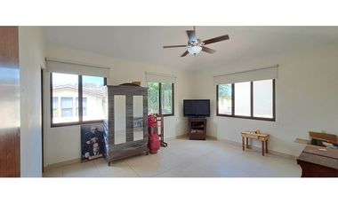 Venta de Casa , Amplia de 4 recámaras en River Valley!!