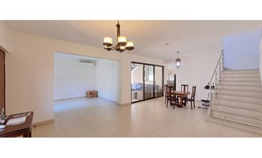 Venta de Casa , Amplia de 4 recámaras en River Valley!!