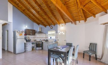 CASA 4 AMB EN VENTA EN LUIS GUILLON CON GRAN PATIO