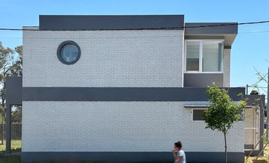 CASA EN VENTA 2 DORMITORIOS A ESTRENAR ALVEAR
